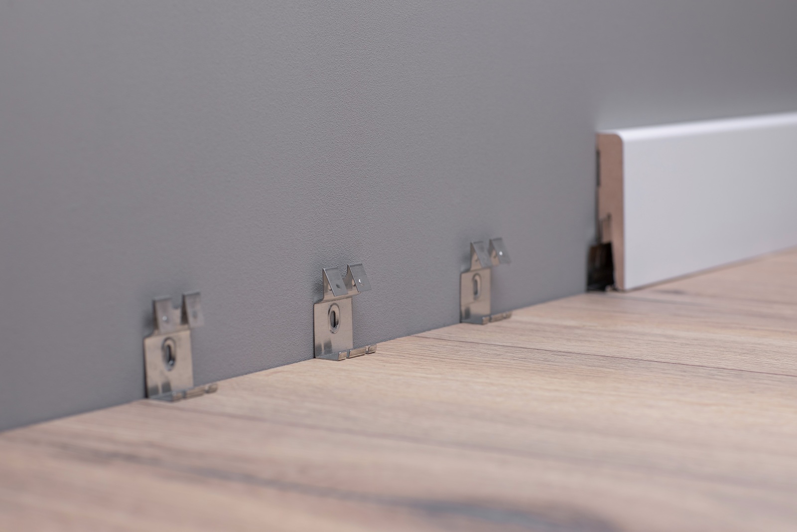 Leisten-Clips für alle MDF Sockelleisten von 80 - 150 mm