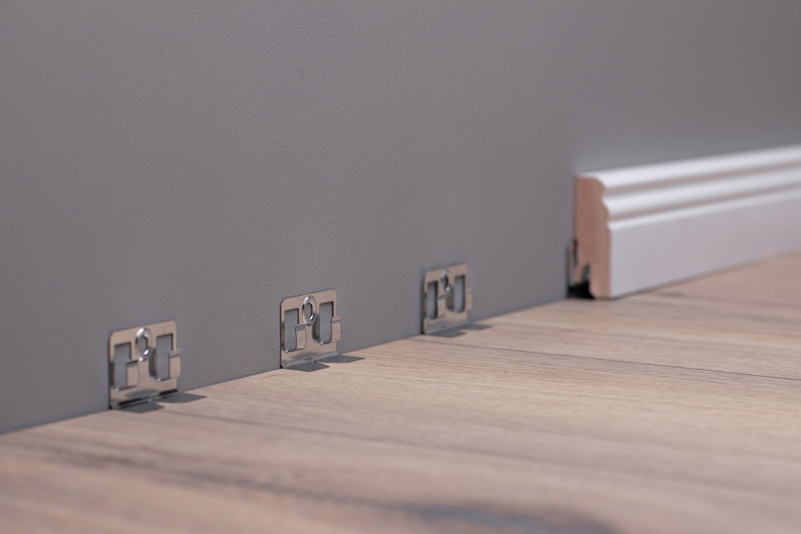 Befestigungsclips für Massivholz-Sockelleisten