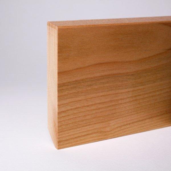 Massivholz Sockelleiste mit abgeschrägt 100mm - Kirsche gelackt